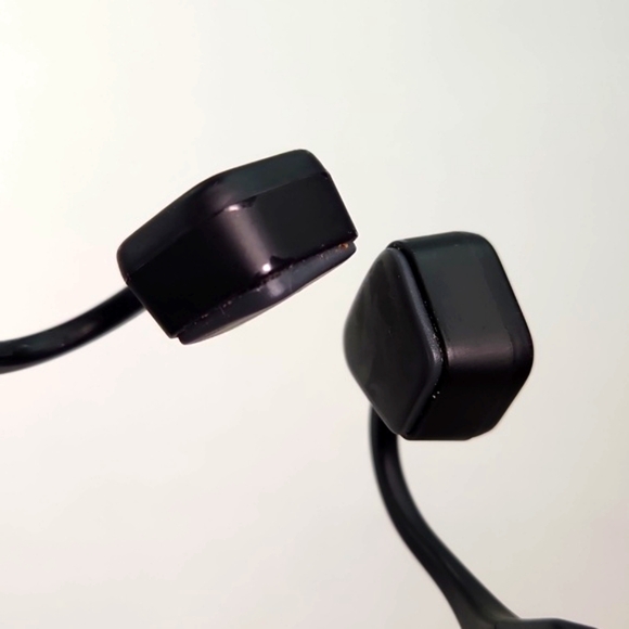 WIGFAR Bone Conduction Bluetooth Headphones in Original Retail Box w/accessories - Picture 8 of 15